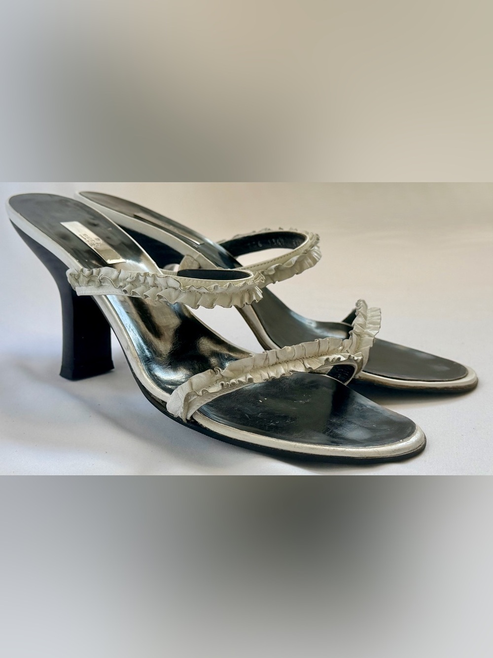 Gucci Vintage Y2K Tom Ford Era White Ruffle Leather Mule Sandals Heels 8.5B